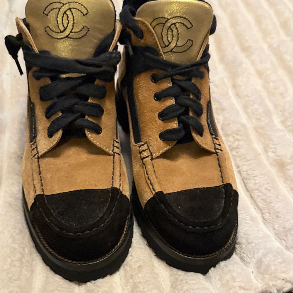 Vtg Chanel 90s Beige Suede CC Logo Combat Boots - Picture 3 of 10